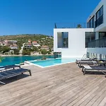 Luxury Seafront Roots With Private, Heated Pool, 5 En-suite Bedrooms, Enchanting Sea Views