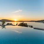 Luxury Seafront Roots With Private, Heated Pool, 5 En-suite Bedrooms, Enchanting Sea Views Βίλα *