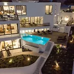 Luxury Seafront Roots With Private, Heated Pool, 5 En-suite Bedrooms, Enchanting Sea Views *