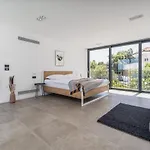Βίλα Luxury Seafront Roots With Private, Heated Pool, 5 En-suite Bedrooms, Enchanting Sea Views Ražanj