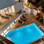 Luxury Seafront Roots With Private, Heated Pool, 5 En-suite Bedrooms, Enchanting Sea Views Βίλα *