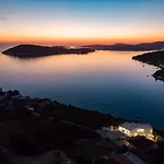 Luxury Seafront Roots With Private, Heated Pool, 5 En-suite Bedrooms, Enchanting Sea Views Ražanj