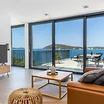 Βίλα Luxury Seafront Roots With Private, Heated Pool, 5 En-suite Bedrooms, Enchanting Sea Views Ražanj