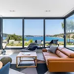 Βίλα Luxury Seafront Roots With Private, Heated Pool, 5 En-suite Bedrooms, Enchanting Sea Views