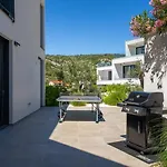 Luxury Seafront Roots With Private, Heated Pool, 5 En-suite Bedrooms, Enchanting Sea Views Βίλα *