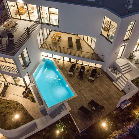 Luxury Seafront Roots With Private, Heated Pool, 5 En-suite Bedrooms, Enchanting Sea Views Villa *