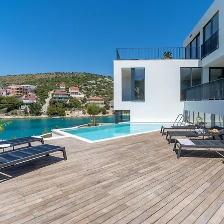 Luxury Seafront Roots With Private, Heated Pool, 5 En-suite Bedrooms, Enchanting Sea Views