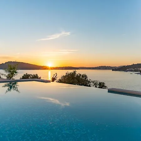 Luxury Seafront Roots With Private, Heated Pool, 5 En-suite Bedrooms, Enchanting Sea Views Villa *