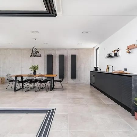 Luxury Seafront Roots With Private, Heated Pool, 5 En-suite Bedrooms, Enchanting Sea Views