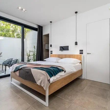 Luxury Seafront Roots With Private, Heated Pool, 5 En-suite Bedrooms, Enchanting Sea Views *