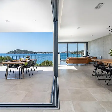 Luxury Seafront Roots With Private, Heated Pool, 5 En-suite Bedrooms, Enchanting Sea Views فيلة
