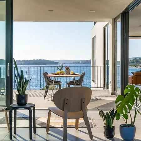 فيلة Luxury Seafront Roots With Private, Heated Pool, 5 En-suite Bedrooms, Enchanting Sea Views Ražanj
