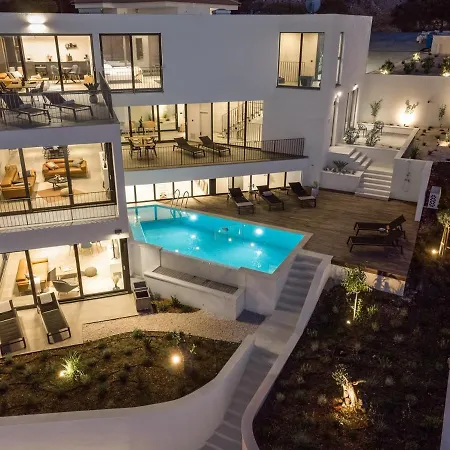 Luxury Seafront Roots With Private, Heated Pool, 5 En-suite Bedrooms, Enchanting Sea Views *