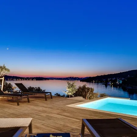 Luxury Seafront Roots With Private, Heated Pool, 5 En-suite Bedrooms, Enchanting Sea Views Razanj
