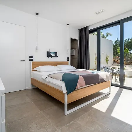 Villa Luxury Seafront Roots With Private, Heated Pool, 5 En-suite Bedrooms, Enchanting Sea Views Ražanj