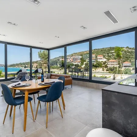 Luxury Seafront Roots With Private, Heated Pool, 5 En-suite Bedrooms, Enchanting Sea Views *