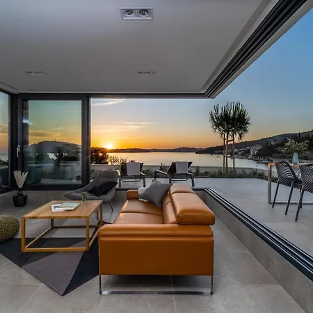 Luxury Seafront Roots With Private, Heated Pool, 5 En-suite Bedrooms, Enchanting Sea Views