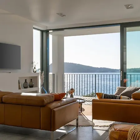 Villa Luxury Seafront Roots With Private, Heated Pool, 5 En-suite Bedrooms, Enchanting Sea Views