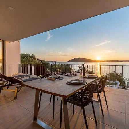 Luxury Seafront Roots With Private, Heated Pool, 5 En-suite Bedrooms, Enchanting Sea Views *