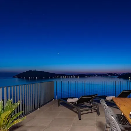 Luxury Seafront Roots With Private, Heated Pool, 5 En-suite Bedrooms, Enchanting Sea Views