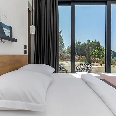 Luxury Seafront Roots With Private, Heated Pool, 5 En-suite Bedrooms, Enchanting Sea Views *