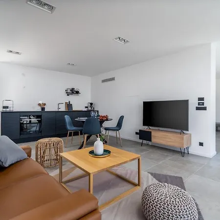 Villa Luxury Seafront Roots With Private, Heated Pool, 5 En-suite Bedrooms, Enchanting Sea Views