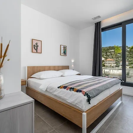 Luxury Seafront Roots With Private, Heated Pool, 5 En-suite Bedrooms, Enchanting Sea Views *