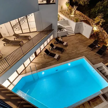 Luxury Seafront Roots With Private, Heated Pool, 5 En-suite Bedrooms, Enchanting Sea Views Villa *