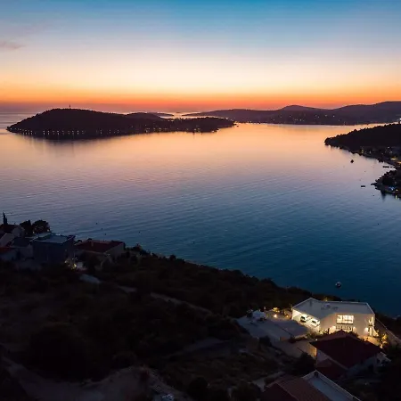 Luxury Seafront Roots With Private, Heated Pool, 5 En-suite Bedrooms, Enchanting Sea Views Ražanj