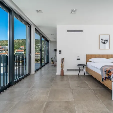 Villa Luxury Seafront Roots With Private, Heated Pool, 5 En-suite Bedrooms, Enchanting Sea Views *