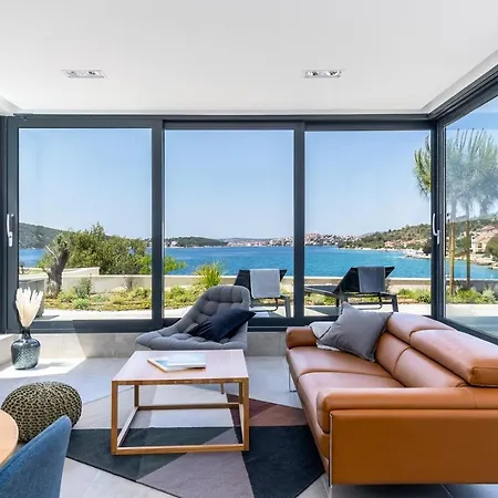 Villa Luxury Seafront Roots With Private, Heated Pool, 5 En-suite Bedrooms, Enchanting Sea Views