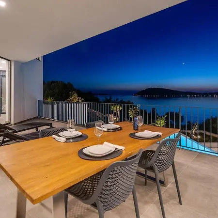 Luxury Seafront Roots With Private, Heated Pool, 5 En-suite Bedrooms, Enchanting Sea Views Villa *