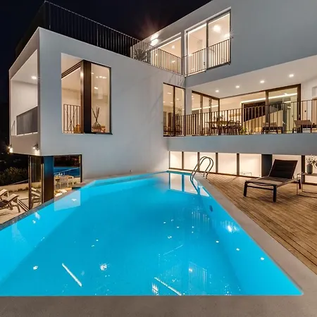 Luxury Seafront Roots With Private, Heated Pool, 5 En-suite Bedrooms, Enchanting Sea Views Villa