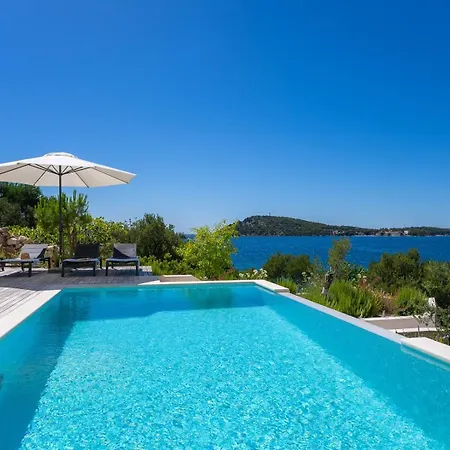 Luxury Seafront Roots With Private, Heated Pool, 5 En-suite Bedrooms, Enchanting Sea Views * Ražanj