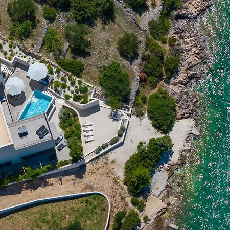 Luxury Seafront Roots With Private, Heated Pool, 5 En-suite Bedrooms, Enchanting Sea Views Villa *