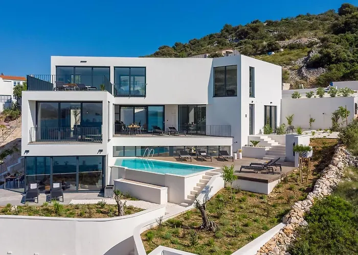 Luxury Seafront Roots With Private, Heated Pool, 5 En-suite Bedrooms, Enchanting Sea Views וילה Ražanj