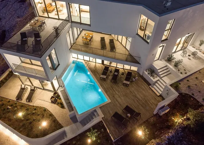 Luxury Seafront Roots With Private, Heated Pool, 5 En-suite Bedrooms, Enchanting Sea Views וילה *