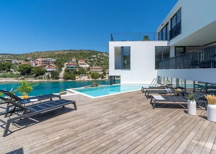 Luxury Seafront Roots With Private, Heated Pool, 5 En-suite Bedrooms, Enchanting Sea Views