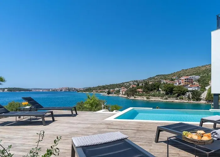 Luxury Seafront Roots With Private, Heated Pool, 5 En-suite Bedrooms, Enchanting Sea Views *