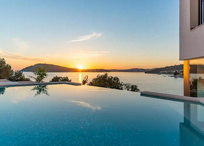 Luxury Seafront Roots With Private, Heated Pool, 5 En-suite Bedrooms, Enchanting Sea Views וילה *