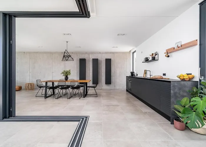 Luxury Seafront Roots With Private, Heated Pool, 5 En-suite Bedrooms, Enchanting Sea Views