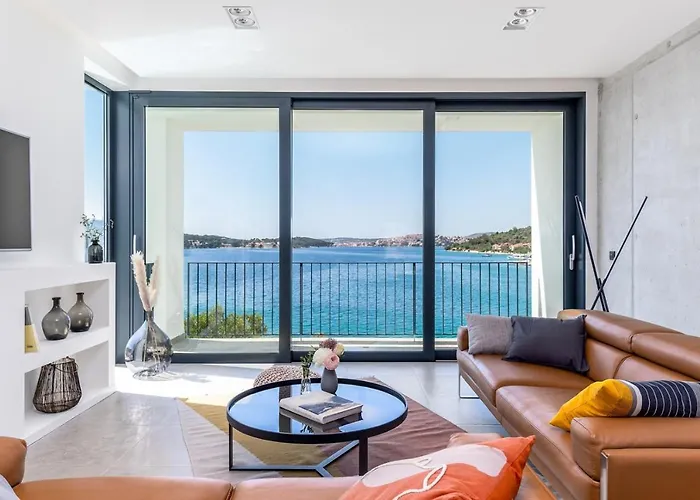 וילה Luxury Seafront Roots With Private, Heated Pool, 5 En-suite Bedrooms, Enchanting Sea Views Ražanj