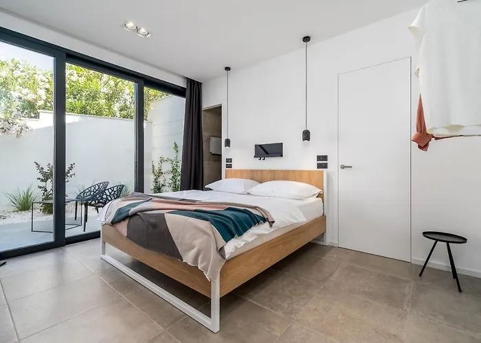 Luxury Seafront Roots With Private, Heated Pool, 5 En-suite Bedrooms, Enchanting Sea Views *