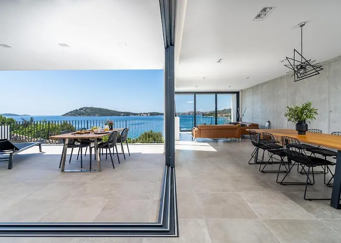 Luxury Seafront Roots With Private, Heated Pool, 5 En-suite Bedrooms, Enchanting Sea Views Villa