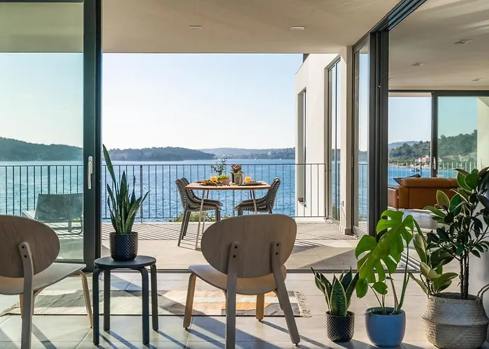 Vila Luxury Seafront Roots With Private, Heated Pool, 5 En-suite Bedrooms, Enchanting Sea Views Razanj