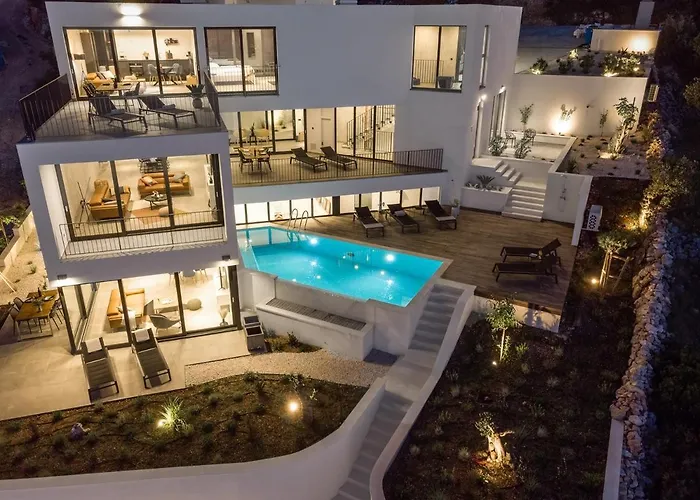 Luxury Seafront Roots With Private, Heated Pool, 5 En-suite Bedrooms, Enchanting Sea Views *