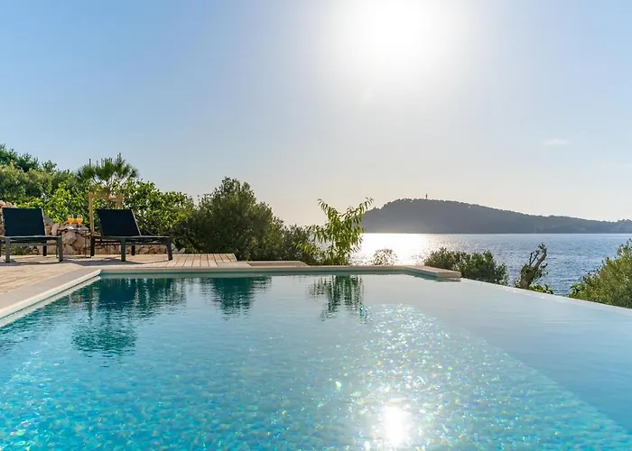 Luxury Seafront Roots With Private, Heated Pool, 5 En-suite Bedrooms, Enchanting Sea Views Ražanj