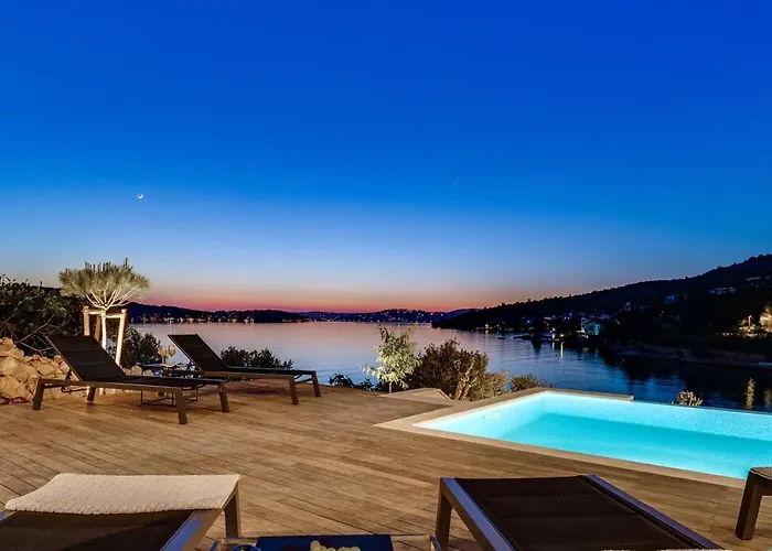 Luxury Seafront Roots With Private, Heated Pool, 5 En-suite Bedrooms, Enchanting Sea Views Ražanj