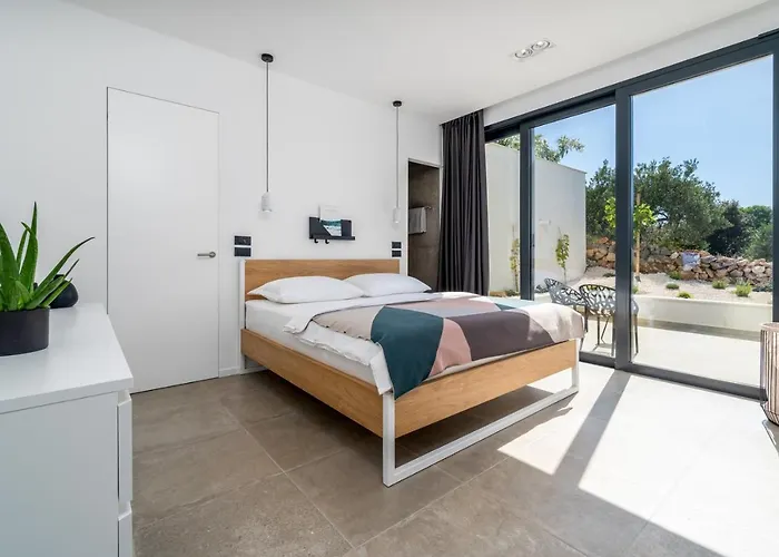 וילה Luxury Seafront Roots With Private, Heated Pool, 5 En-suite Bedrooms, Enchanting Sea Views Ražanj