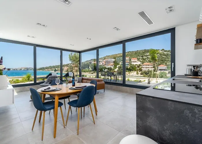 Luxury Seafront Roots With Private, Heated Pool, 5 En-suite Bedrooms, Enchanting Sea Views *